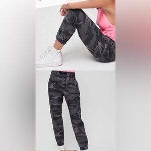 Aritzia tna camo jogger pants grey camo alix pants sz sm
